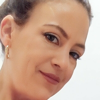 Адріана Томас Оголені