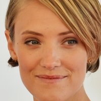 Алексія Расмуссен Оголені