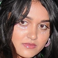 Аріела Барер Оголені