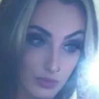 Ештон Андер Лайн Оголені