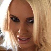 Кара Бретт Оголені