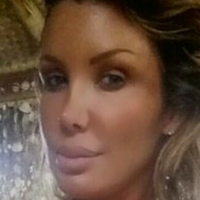 Чаріс Бі Оголені