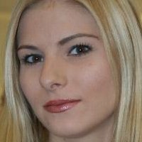Домініка Леоні Оголені