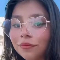 Емілі Петі Оголені