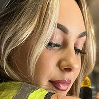 Емма Колфілд Оголені