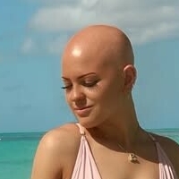 Еммі Комбс Оголені