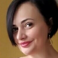 дівчина з великим декольте Оголені