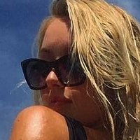 Ханна Джой Девіс Оголені