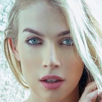 Лаура Джейкобс Оголені