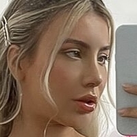 Лаура Леон Оголені