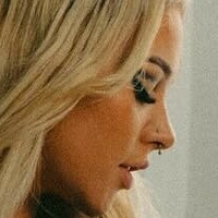 Олів Мей Оголені